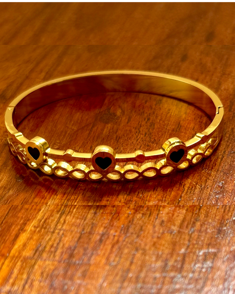 Dilara Heartline Cuff