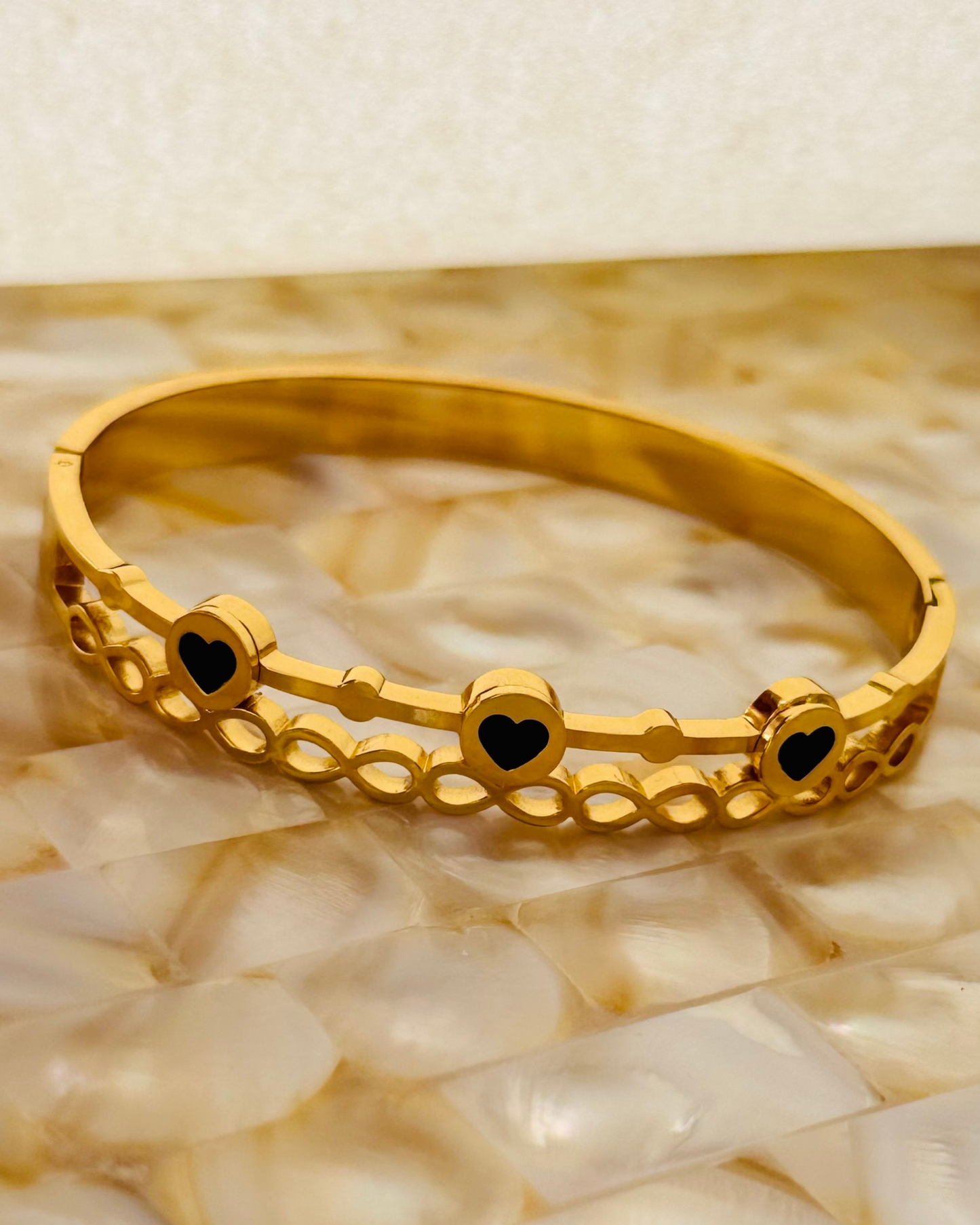 Dilara Heartline Cuff